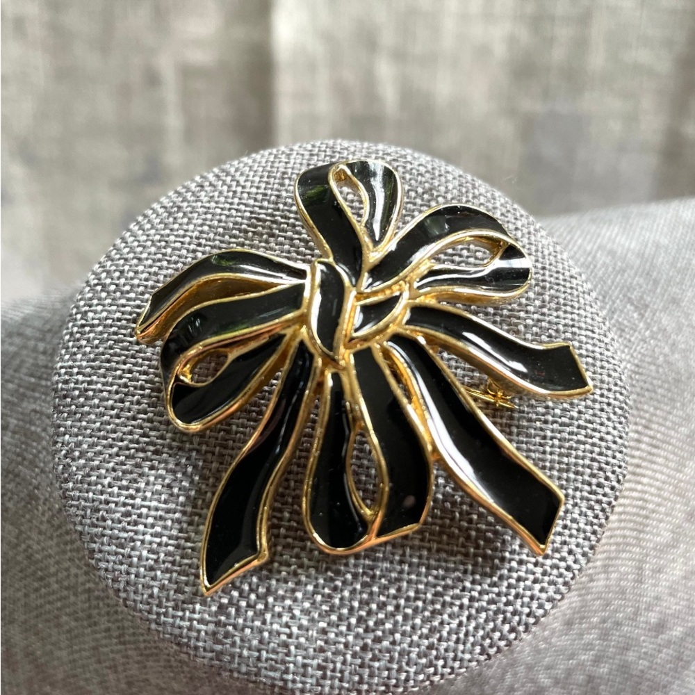 VINTAGE Black Enamel and Gold Tone Bow Brooch by Trifari